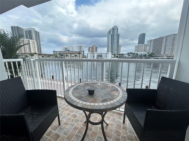 Foto del edificio - 121 Golden Isles Dr