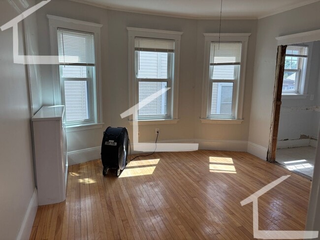 Foto del edificio - Huge, newly renovated 3 bed unit near Oak ...