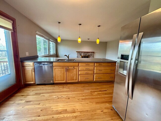 Building Photo - Beautiful and Spacious 4 Bd/3 Ba House wit...