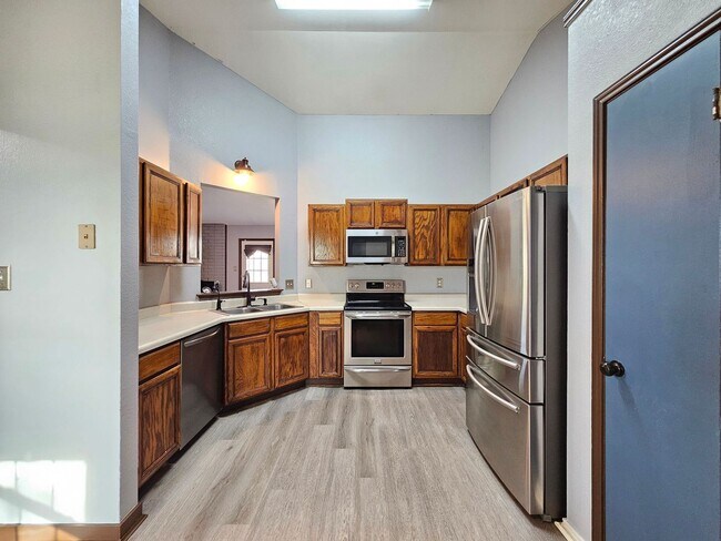 Foto del edificio - AVAILABLE NOW!