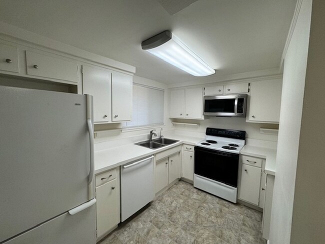 Building Photo - Fully Remodeled 4 Bedroom Unit Available Now!