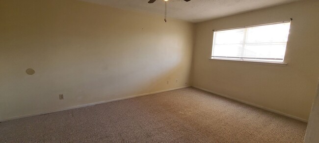Building Photo - One Bedroom One Bath Apartment