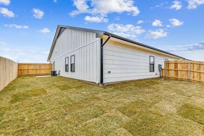 Foto del edificio - Gorgeous Town Home with fenced yard - pets...