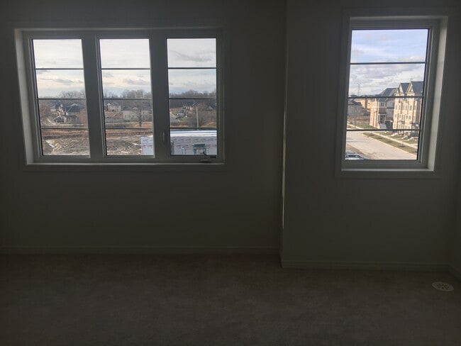 Photo du bâtiment - BRIGHT AND SPACIOUS 4-BDRM NORTH OSHAWA TO...