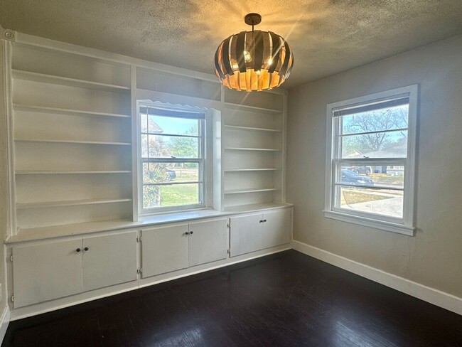 Building Photo - Charming 3 Bedroom Home