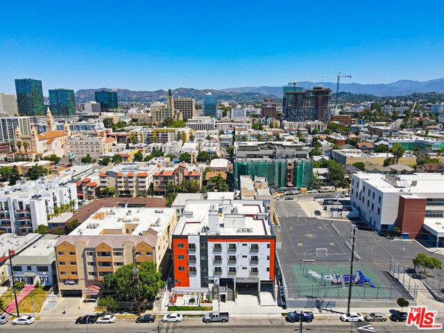 Foto del edificio - 2701 James M Wood Blvd
