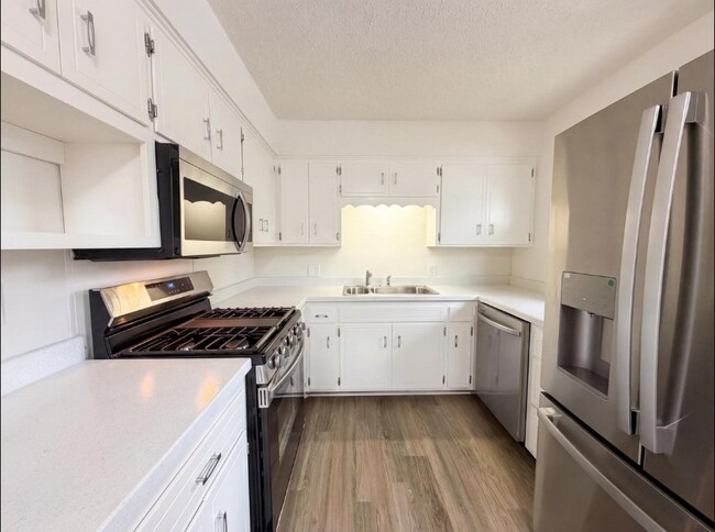 Foto del edificio - 8615 Virginia Cir N