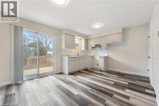 Photo du bâtiment - 30 Rowanwood Ave