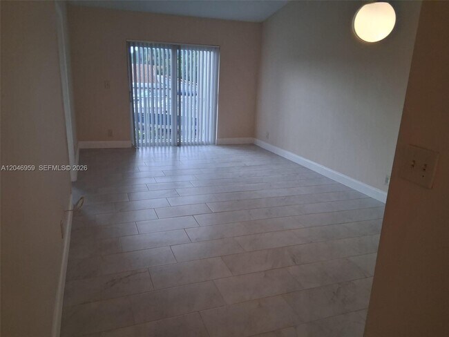 Foto del edificio - 10907 Royal Palm Blvd
