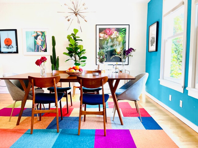 Techos altos y grandes ventanales, además de tragaluz + iluminación empotrada y una lámpara de araña de mediados de siglo. - 328 Harriet St