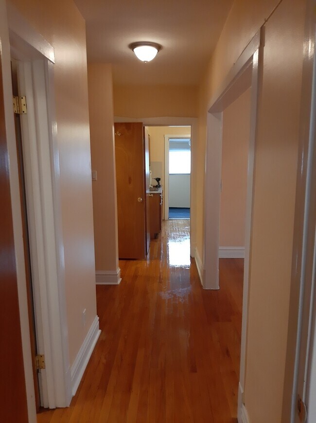 Building Photo - 5622 N Mango Ave