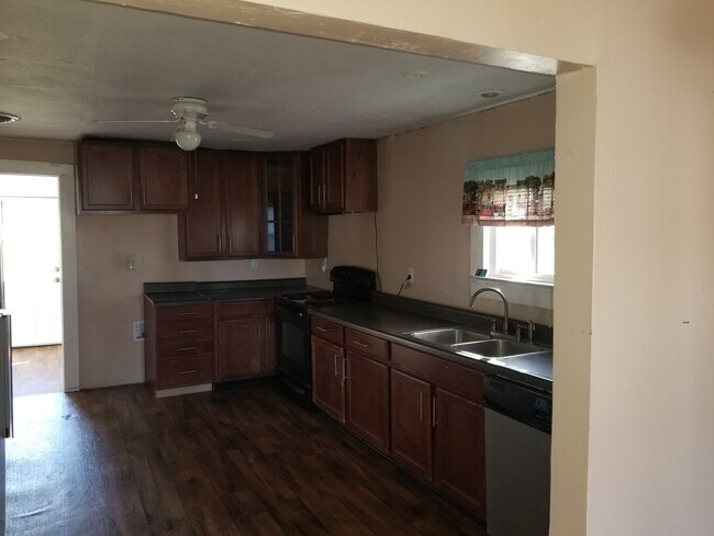 Building Photo - 2 bedroom 1 bath home in Saint James