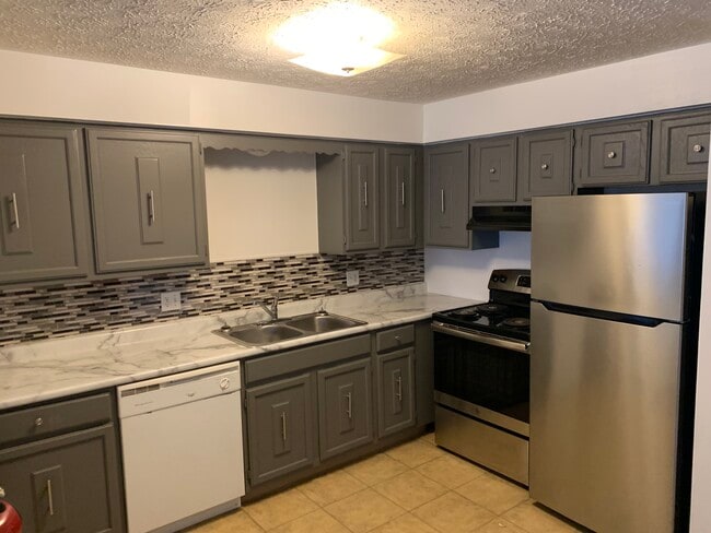 Kitchen - 7465 Seymour St NW