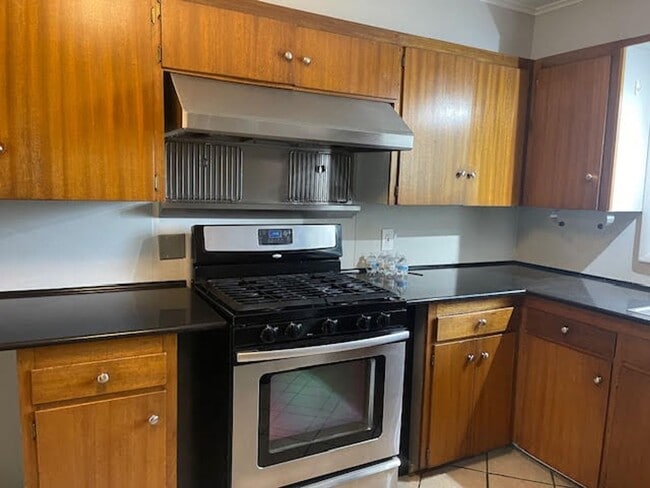 Building Photo - Well Maintained Mid Town Bungalow!