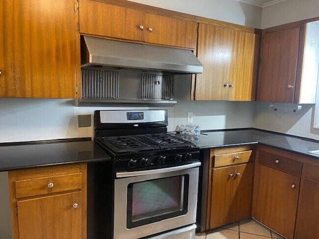 Foto del edificio - Well Maintained Mid Town Bungalow!