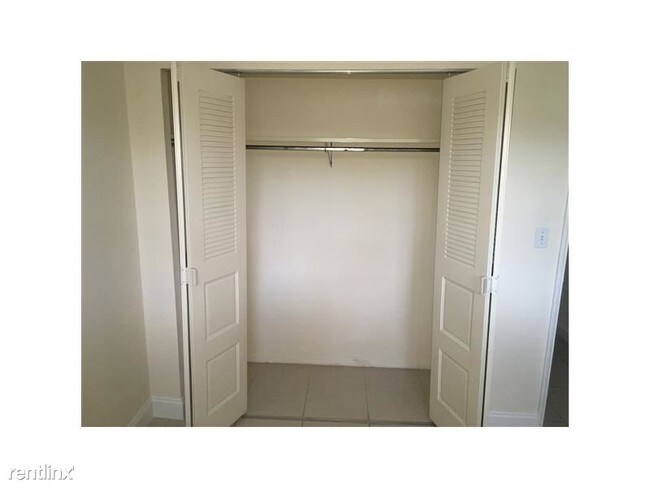 Foto del edificio - 2400 NE 10th St