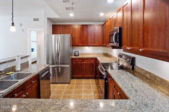Foto del edificio - 945 Registry Blvd