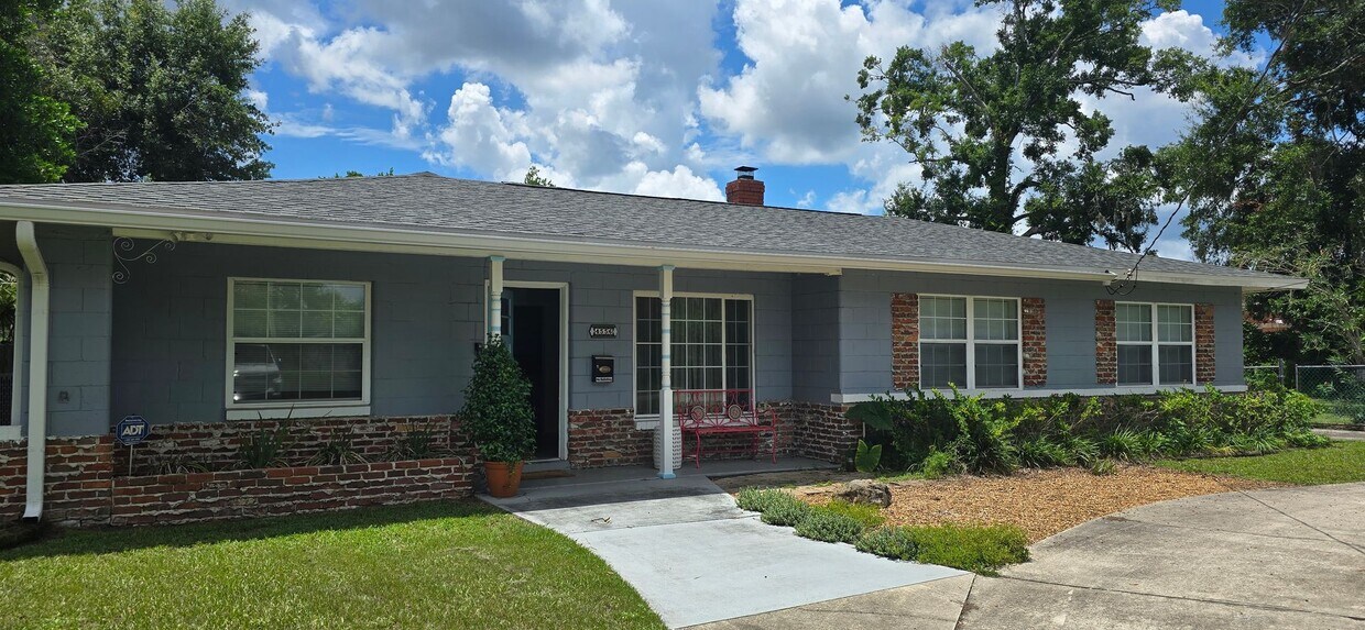 Foto principal - Coming Soon Lake Shore Single Family Home