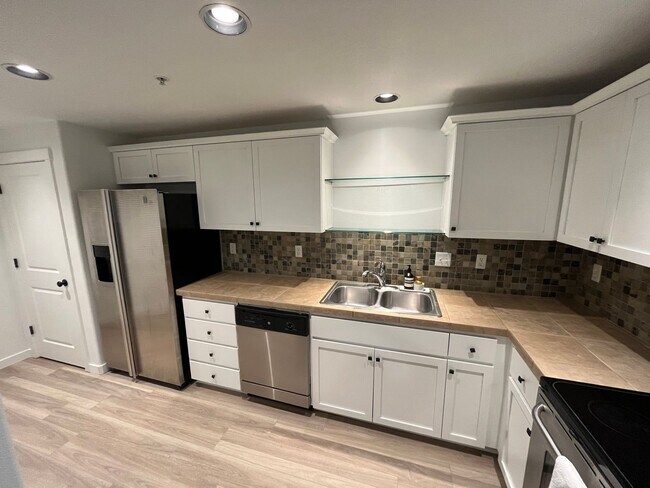 Foto del edificio - Beautifully Updated Lower Level 2 Bedroom ...