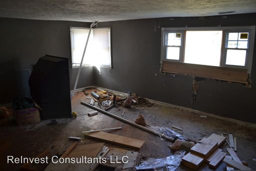 Building Photo - 2491 Roosevelt Ave