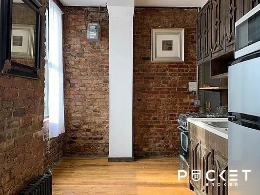Building Photo - 441 E 12th Street Unit 5-D