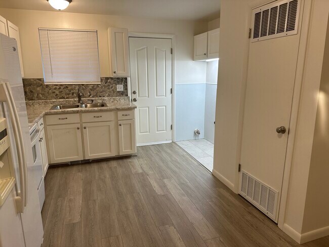 Cocina - 3751 S Redmaple Rd