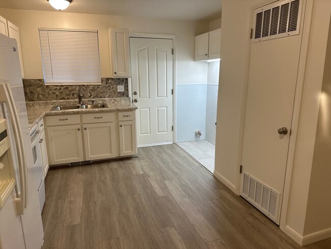 Kitchen - 3751 S Redmaple Rd