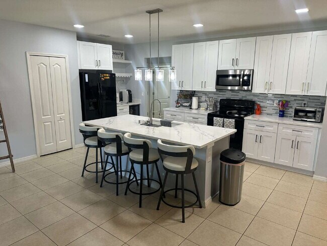 Foto del edificio - 4-bedroom, 2-bathroom