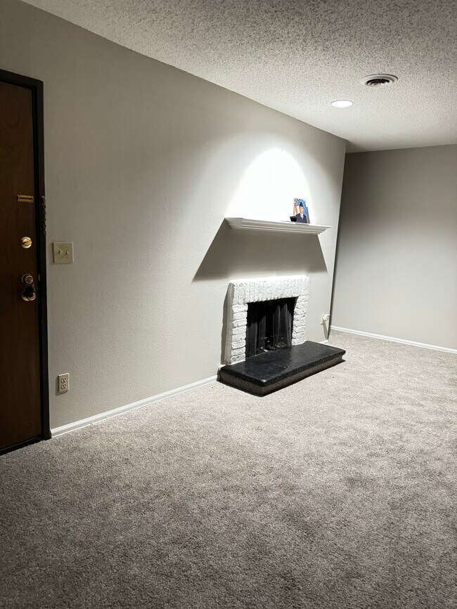 Building Photo - 6520 Delmonico Dr