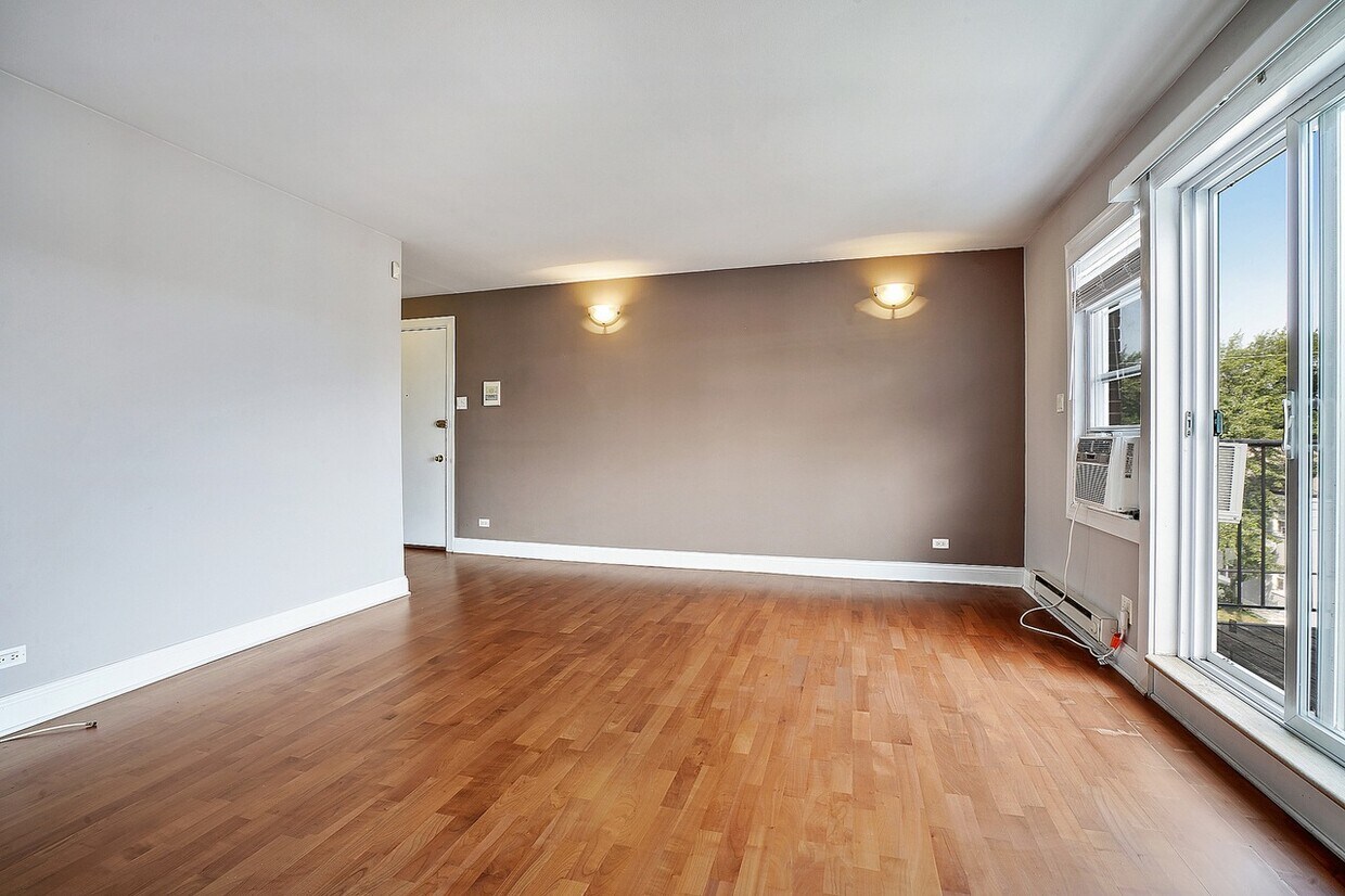 Primary Photo - 2626 W Catalpa Ave