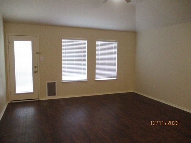 Foto del edificio - 5144 Waterview Ct