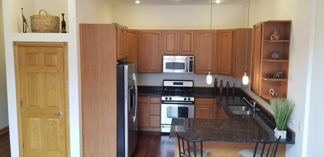 Cocina con electrodomésticos de acero inoxidable y granito - 1644 W Le Moyne St