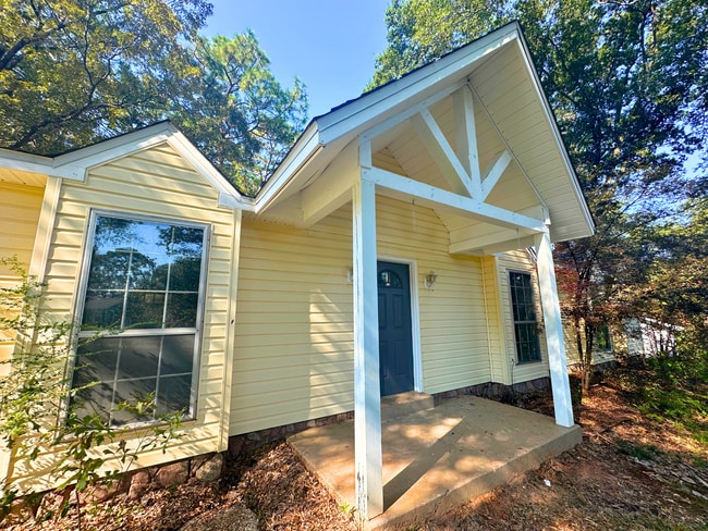 Building Photo - 3650 Creek Dr