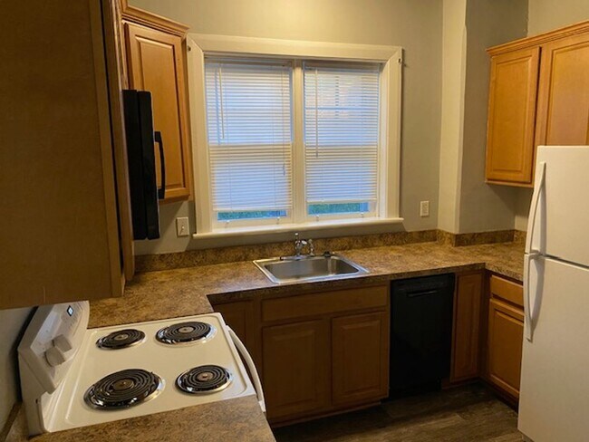 Foto del edificio - Student Rental next to WCU Campus | 3 Bed Single Family Home w/ Covered Front Porch, Yard & Basem...