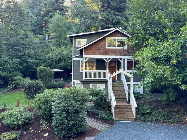 Foto del edificio - 3Bed 2 Bath Duplex - Forest Tranquility in...