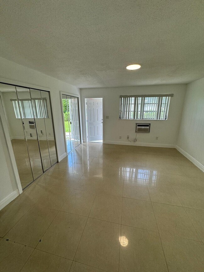 Building Photo - 512 SW 2nd St