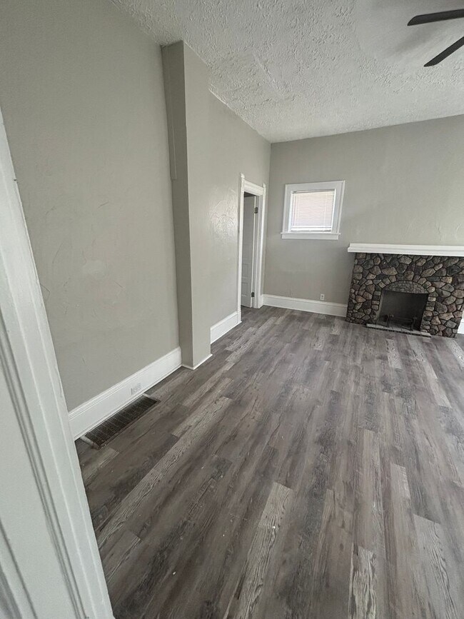 Building Photo - Section 8 Accepted - Spacious 4br/2ba Home