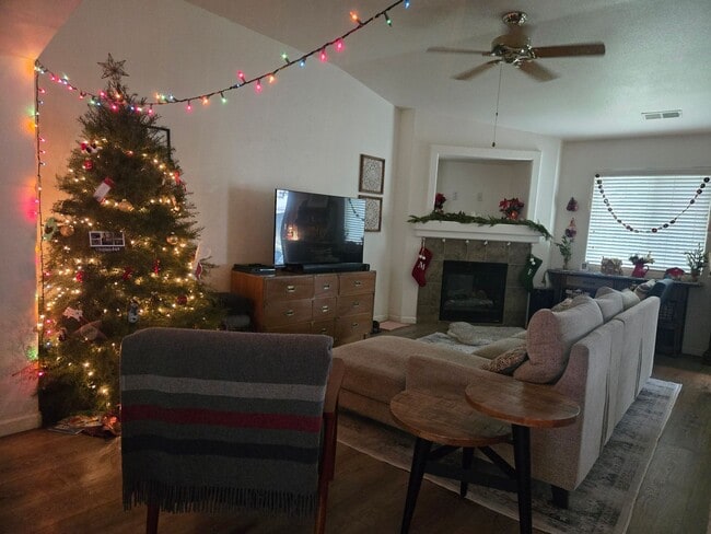 Building Photo - 3BR 2 BA available Feb 1st