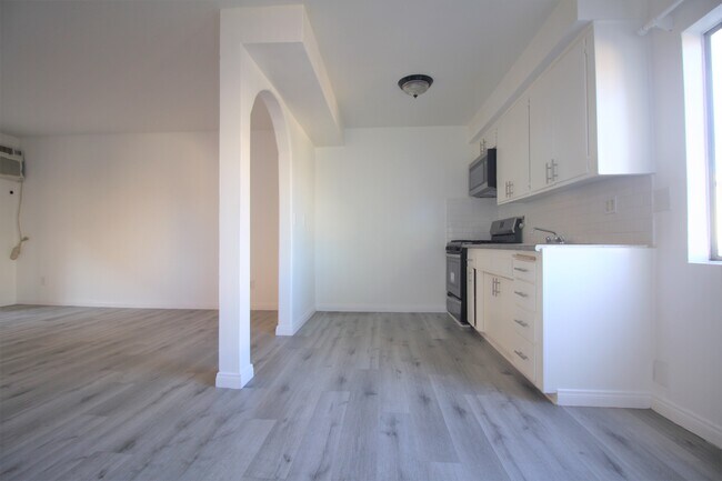 Building Photo - 7121 Woodman Ave