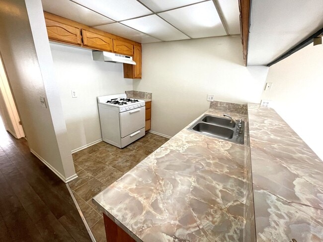 Building Photo - 2 bedrooms, 2 baths, 2 parking spaces! Cen...