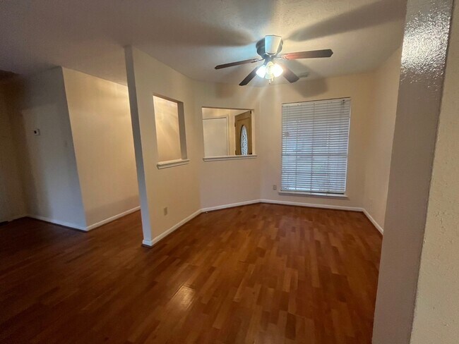 Foto del edificio - 4823 Pecan Grove Dr