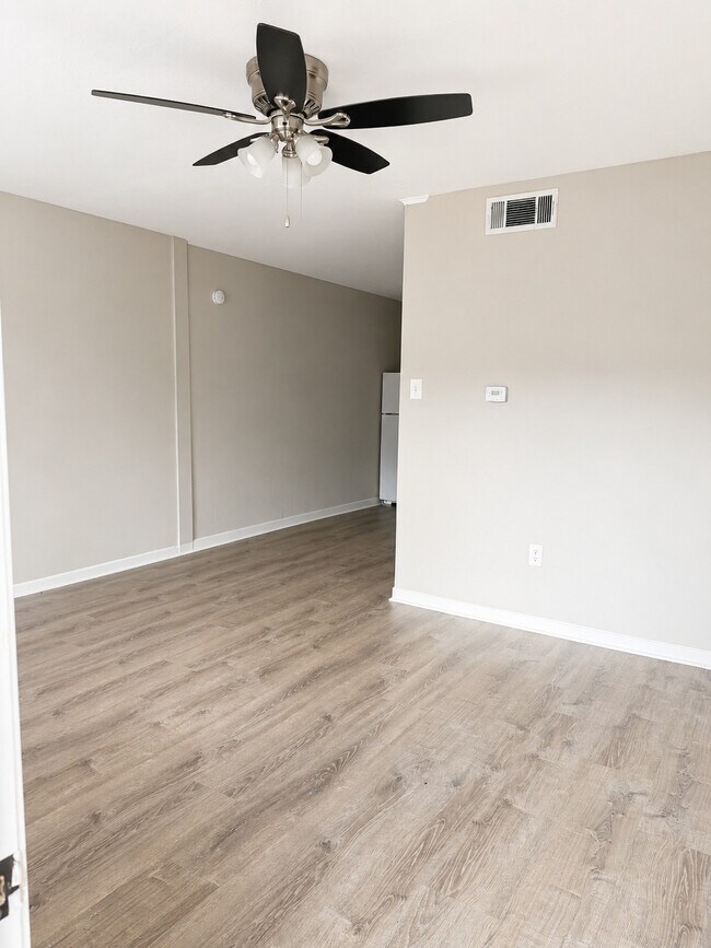 Building Photo - Oak Manor Apartments