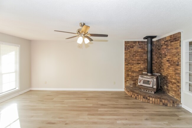 Foto del edificio - 4240 Water Briar Rd