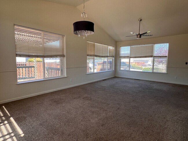 Foto del edificio - 3/2/2 Home in Minden, Johnson Lane area