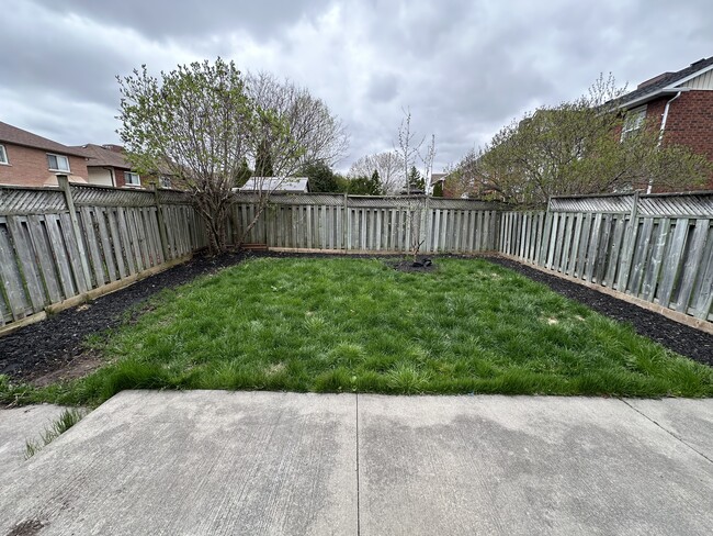 Photo du bâtiment - Spacious and Beautifully Maintained Semi D...