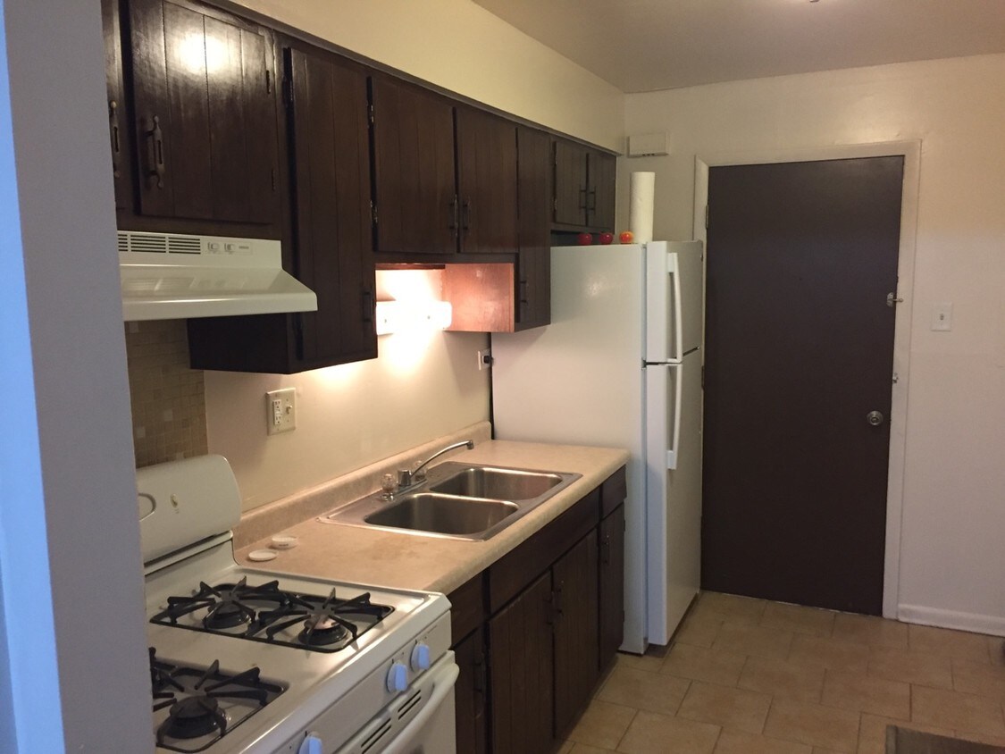 Kitchen - 700 Piper Ln