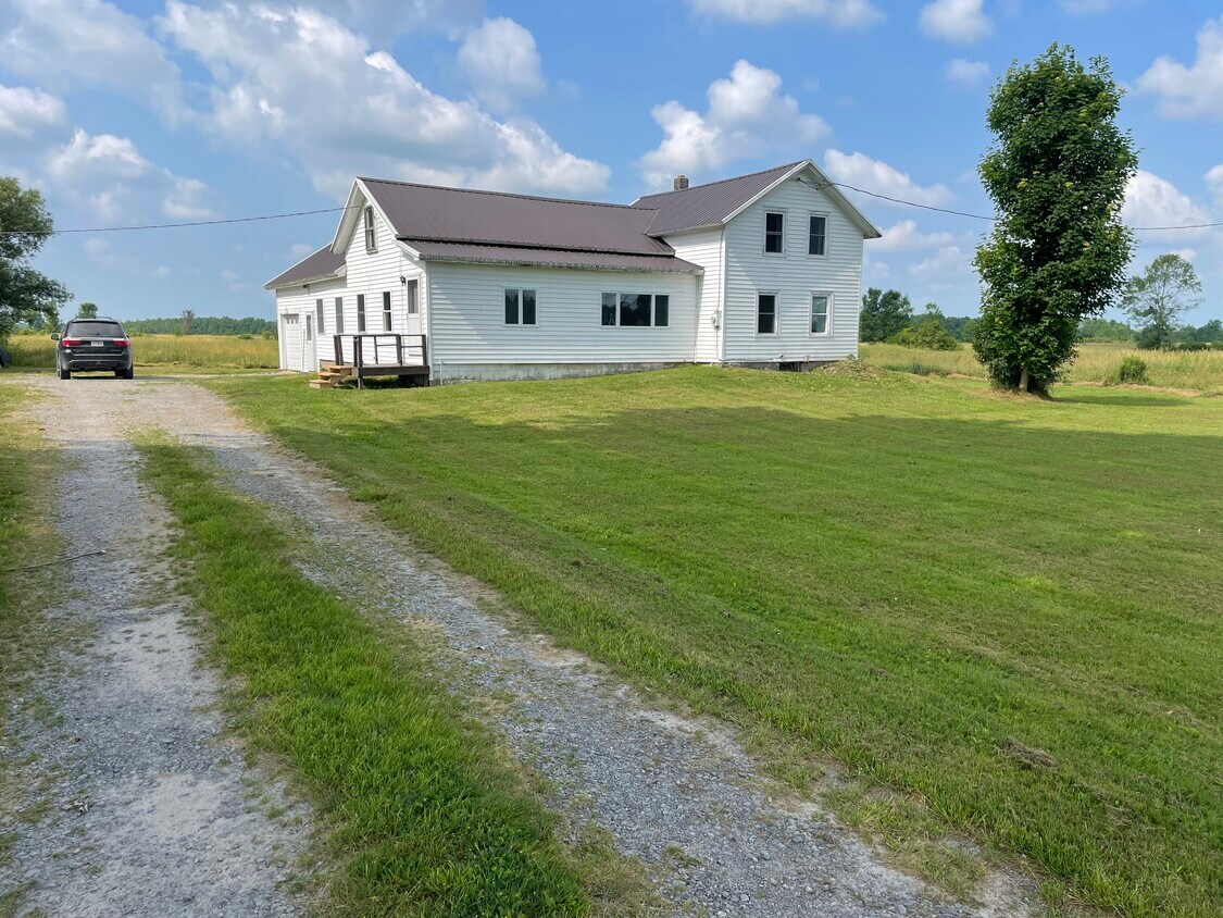 Primary Photo - 22760 NY-411
