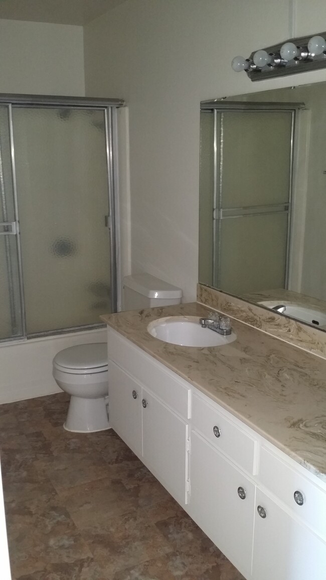 Spacious Bathrooms - 2012 Ruhland Ave