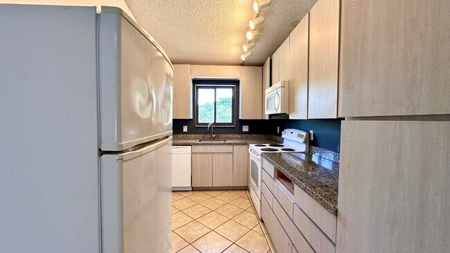Building Photo - 2850 Palmwood Terrace