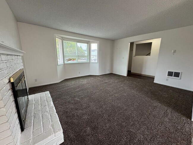 Foto del edificio - 3 Bedroom Duplex off Gilham Rd.